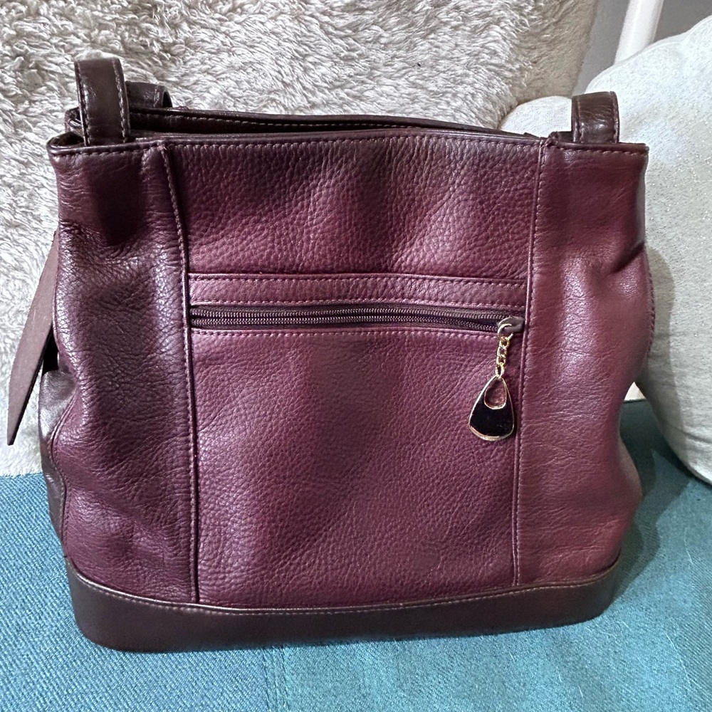 Carriage‎ house genuine leather burgundy purse, lots of pockets